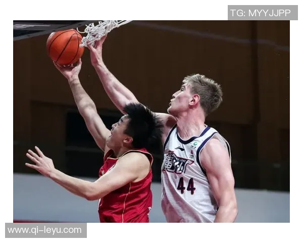 17岁卡尔与奥利塞庆祝逆转胜利全队展现团结精神与拼搏意志